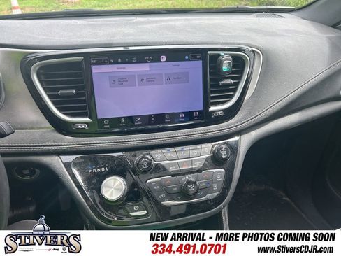 Used 2023 Chrysler Pacifica Limited w/ Uconnect Theater Family Group FWD image 12