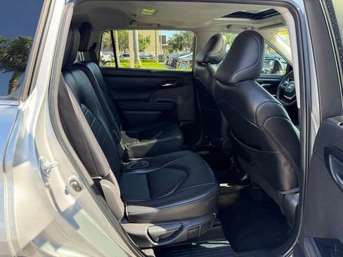 Used 2023 Toyota Highlander XLE FWD image 19