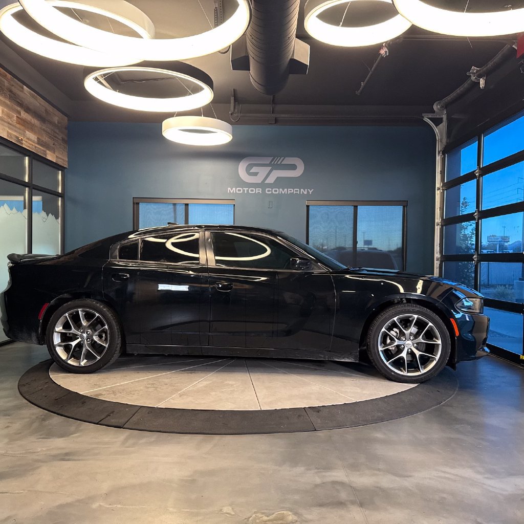 Used 2023 Dodge Charger SXT w/ Blacktop Package RWD image 2