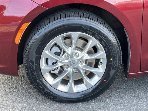 Used 2022 Chrysler Pacifica Touring-L image 11