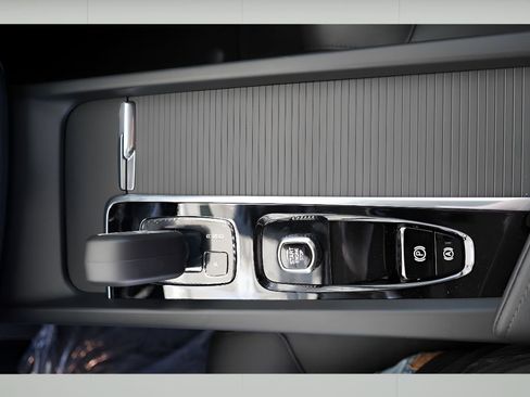 New 2025 Volvo XC60 B5 Core w/ Climate Package image 15