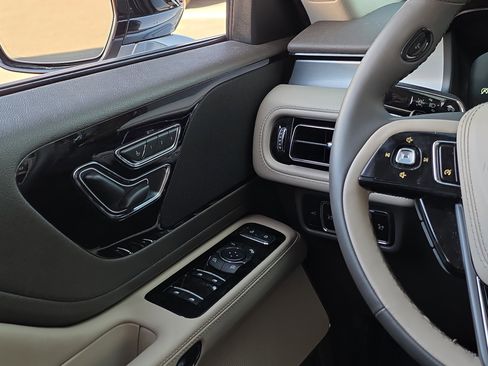 Used 2023 Lincoln Aviator Standard w/ Elements Package image 30