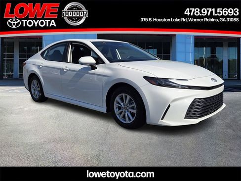 Used 2025 Toyota Camry LE image 1