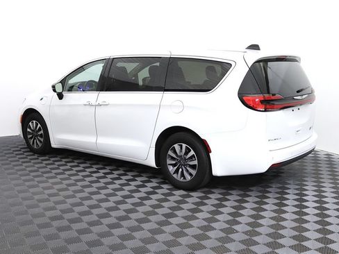Used 2024 Chrysler Pacifica Limited FWD image 5