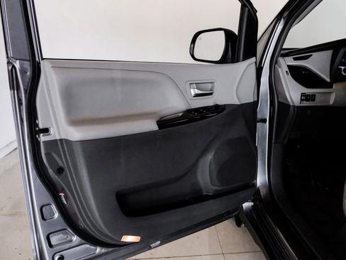 Used 2019 Toyota Sienna XLE w/ XLE Navigation Package image 37