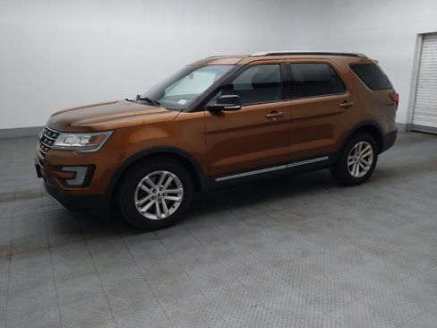 Used 2017 Ford Explorer XLT FWD image 2
