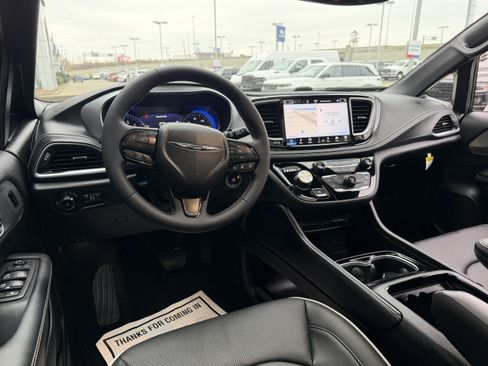 New 2026 Chrysler Pacifica Limited w/ Uconnect Theater Family Group image 30