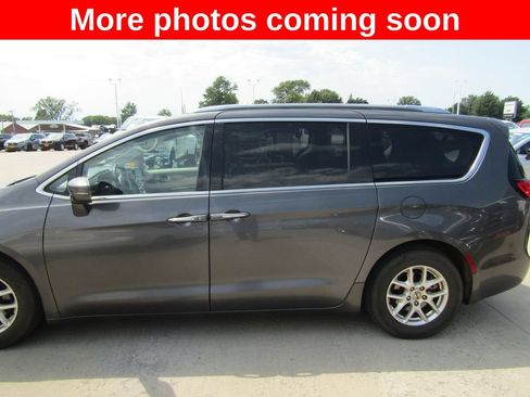 Used 2021 Chrysler Pacifica Touring-L FWD image 2