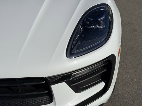 Used 2025 Porsche Macan image 11