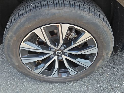 Certified 2024 Volvo XC60 B5 Plus w/ Climate Package AWD/4WD image 9