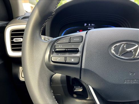 Used 2024 Hyundai Venue Limited FWD image 11