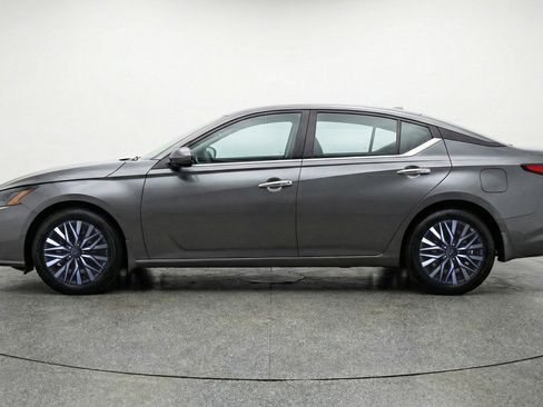 Used 2025 Nissan Altima 2.5 SV image 5