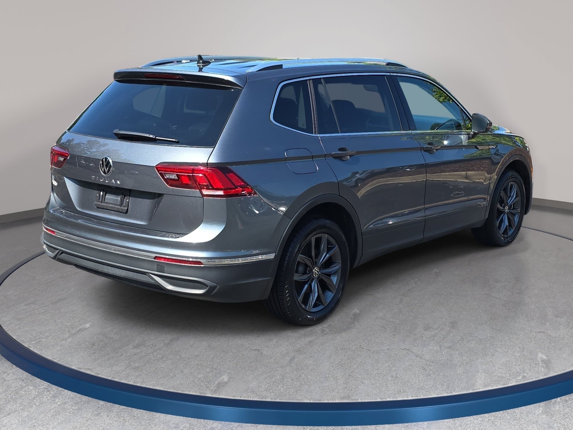 Certified 2024 Volkswagen Tiguan SE FWD image 5