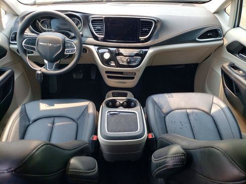 Used 2024 Chrysler Pacifica Limited FWD image 7
