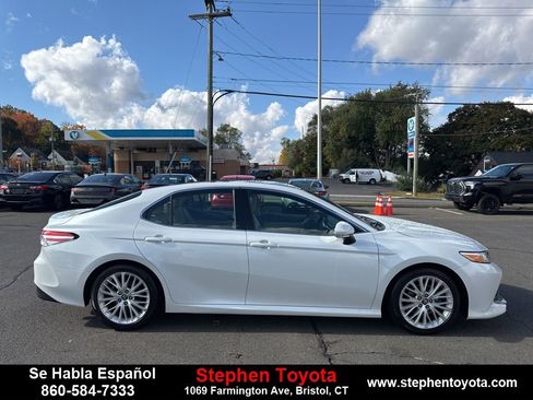 Used 2018 Toyota Camry XLE image 8