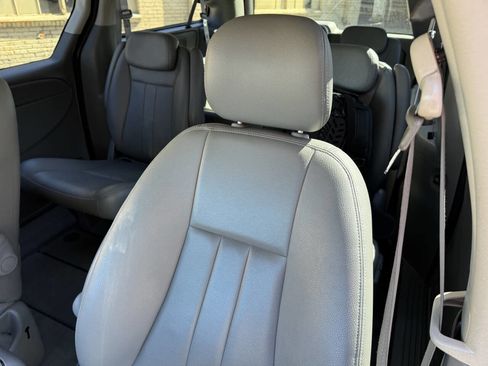 Used 2006 Chrysler Town & Country Touring image 44