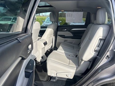 Used 2019 Toyota Highlander XLE image 15