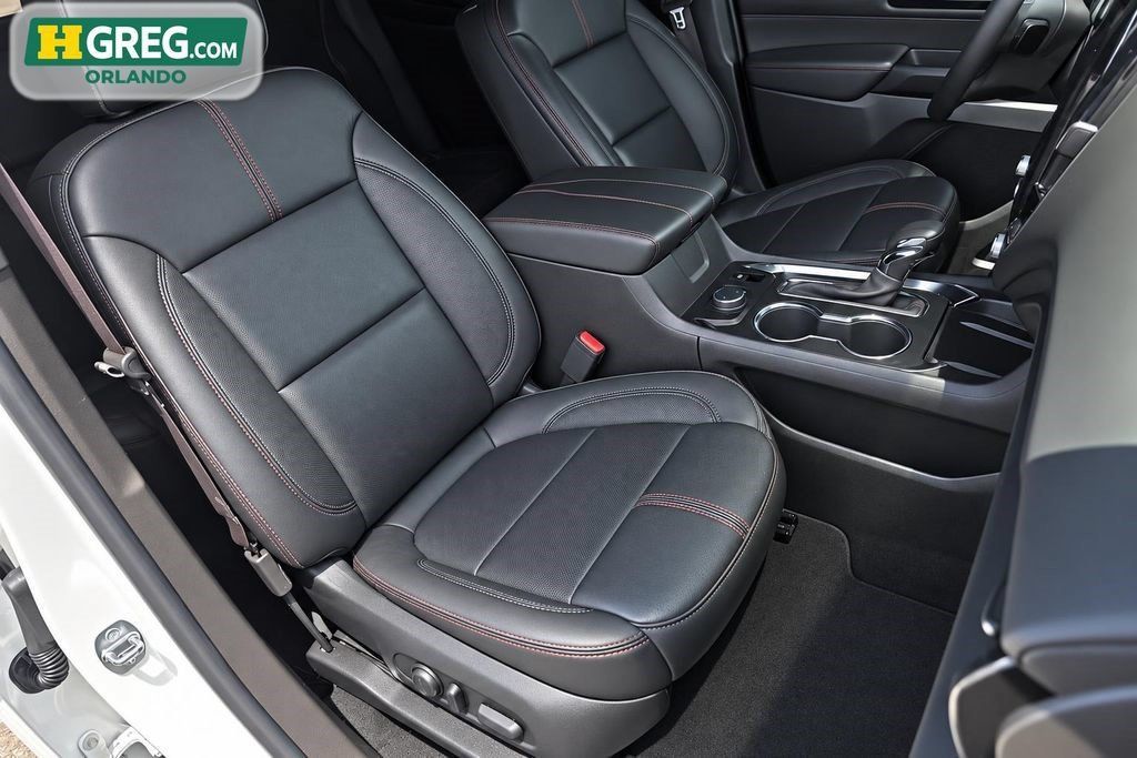 Used 2023 Chevrolet Traverse RS FWD image 11