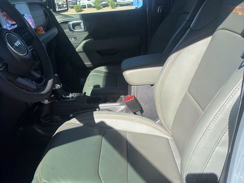 Used 2025 Jeep Gladiator Mojave image 4