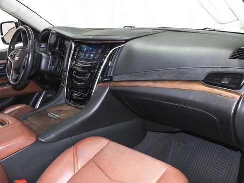 Used 2019 Cadillac Escalade ESV Premium Luxury image 29