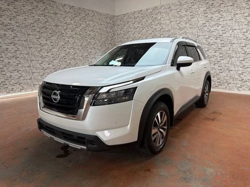Used 2025 Nissan Pathfinder SL FWD image 3