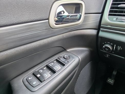 Used 2020 Jeep Grand Cherokee Laredo AWD/4WD image 19