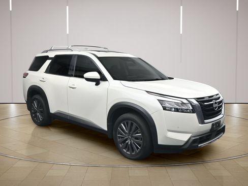 Certified 2024 Nissan Pathfinder SL w/ SL Premium Package FWD image 1