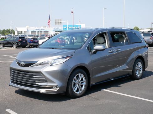 Used 2026 Toyota Sienna Limited FWD image 3