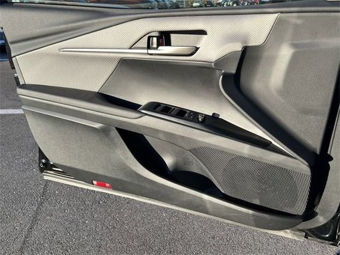 Used 2025 Toyota Camry SE image 25