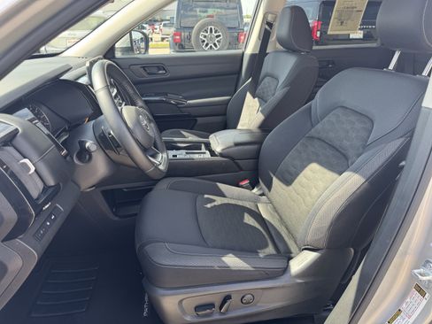 Used 2025 Nissan Pathfinder SV FWD image 28