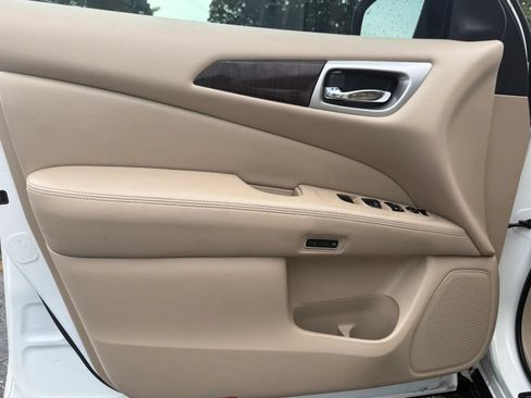 Used 2013 Nissan Pathfinder Platinum FWD image 9