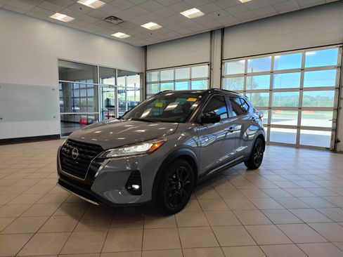 Used 2023 Nissan Kicks SR w/ SR Premium Package FWD image 6