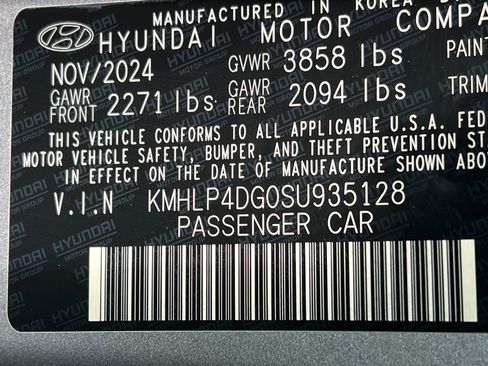Certified 2025 Hyundai Elantra Limited FWD image 33