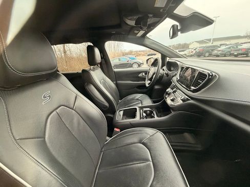 Used 2023 Chrysler Pacifica Limited w/ S Appearance Package image 4