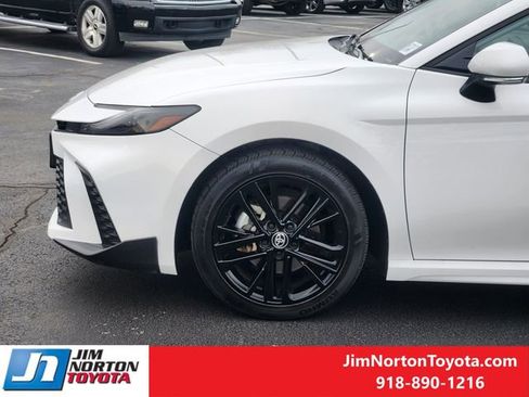 Used 2025 Toyota Camry SE image 9