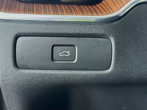 Used 2024 Volvo XC60 B5 Plus w/ Protection Package Premier AWD/4WD image 8