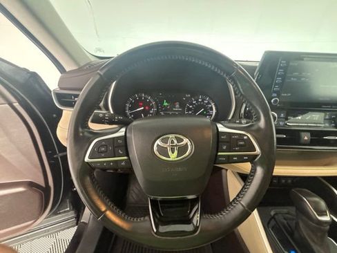 Used 2021 Toyota Highlander XLE AWD/4WD image 3