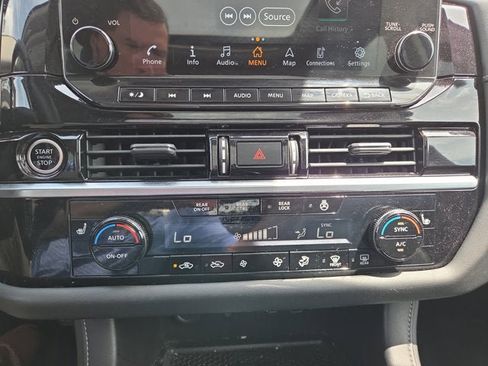 Used 2023 Nissan Pathfinder SL AWD/4WD image 19