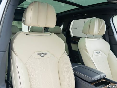 Used 2023 Bentley Bentayga image 32