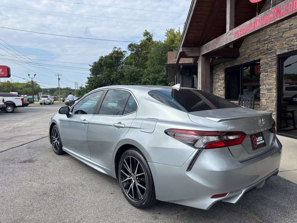Used 2021 Toyota Camry SE FWD image 3