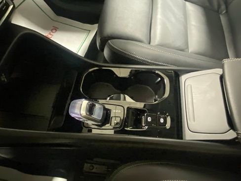 Used 2025 Volvo XC40 B5 Plus image 27