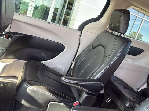 Used 2023 Chrysler Pacifica Touring-L FWD image 14