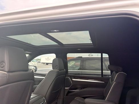 Used 2025 Cadillac Escalade ESV Premium Luxury AWD/4WD image 10