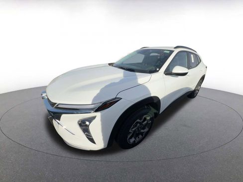 Used 2025 Chevrolet Trax LT w/ LT Convenience Package image 3