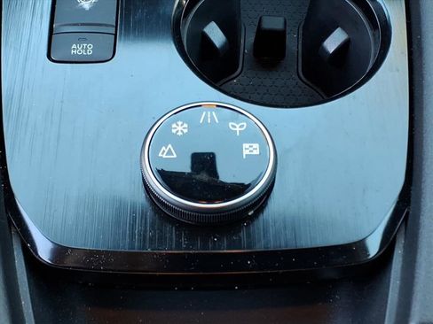 Used 2025 Nissan Rogue S image 25