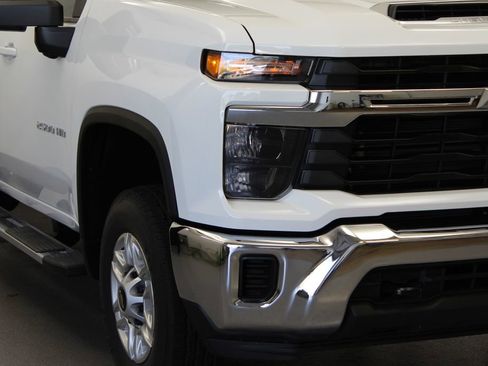 Used 2026 Chevrolet Silverado 2500 LT AWD/4WD image 3