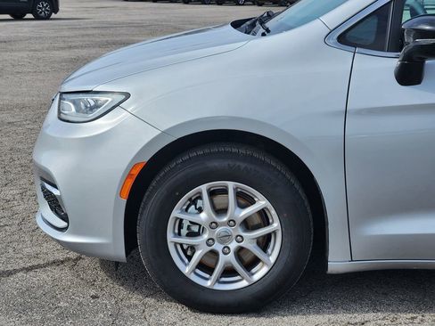 Used 2024 Chrysler Pacifica Touring-L image 8