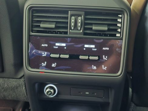 Certified 2025 Porsche Cayenne E-Hybrid Coupe AWD/4WD image 21
