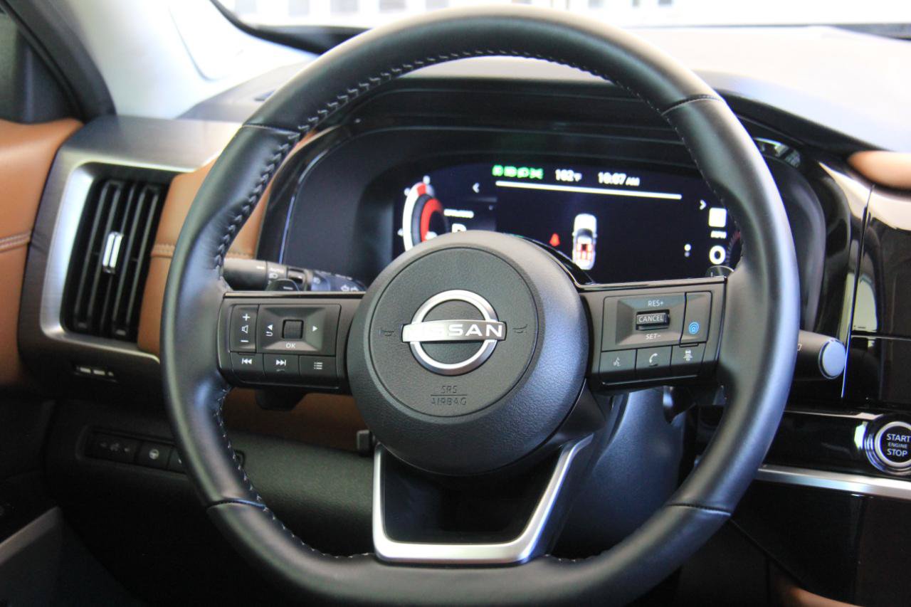 Used 2024 Nissan Pathfinder Platinum FWD image 11