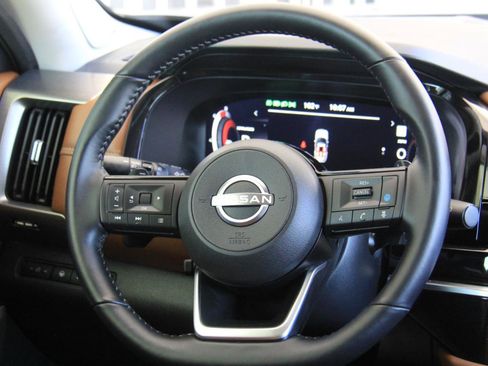 Used 2024 Nissan Pathfinder Platinum FWD image 11